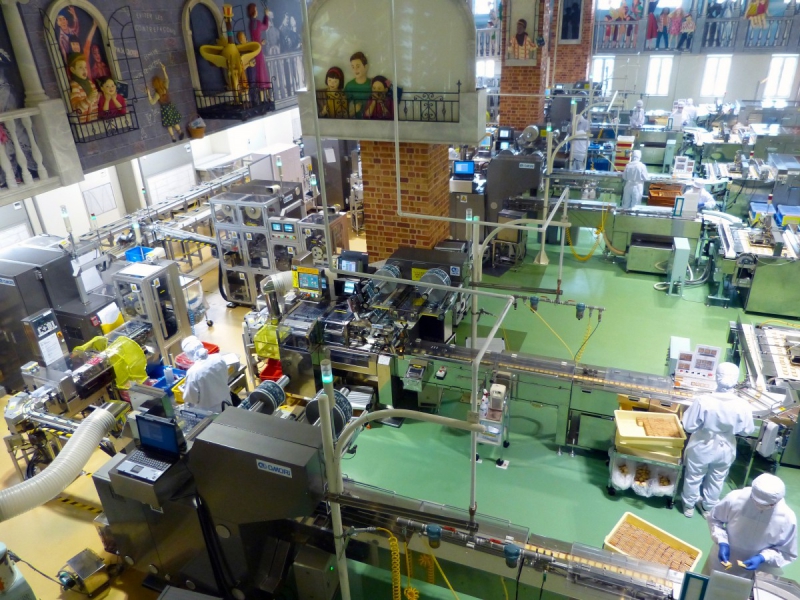 chocolaterie-MENTON-min_japan_sapporo_chocolate_factory_label_packaging_cookie_machine_operators-961509